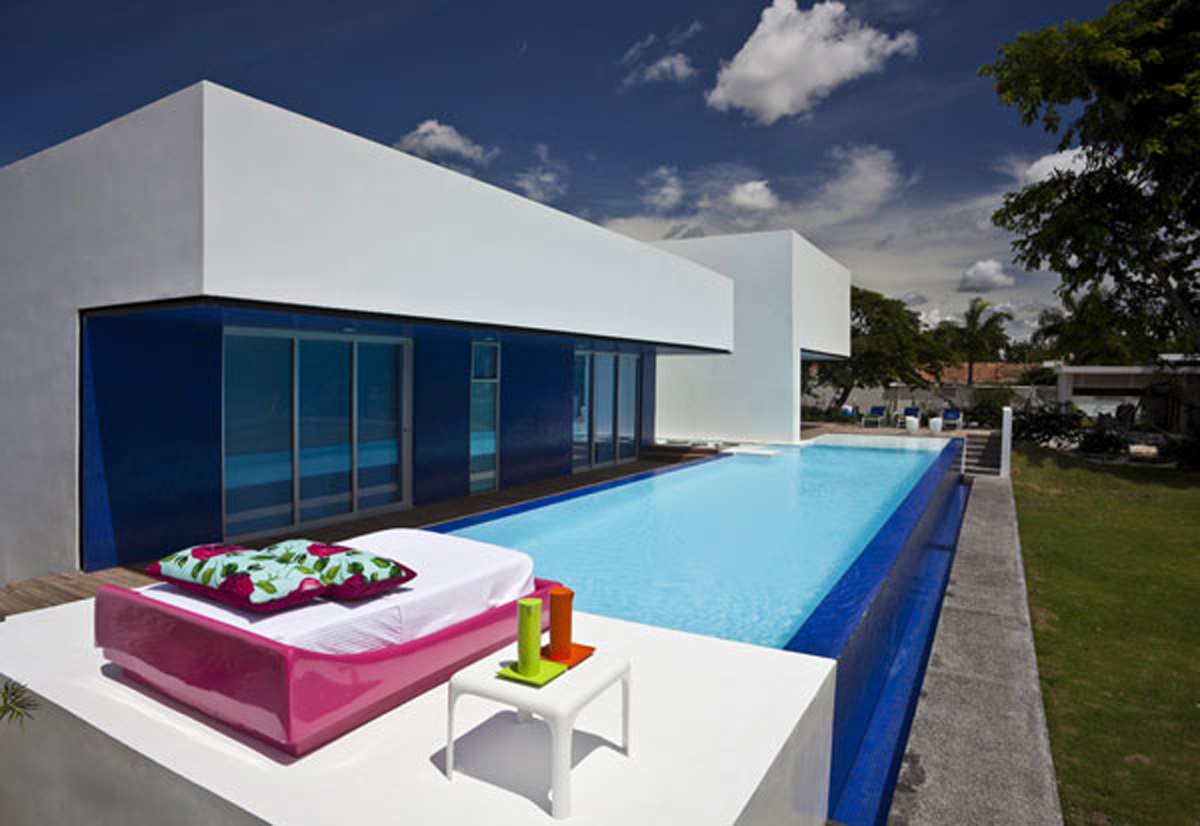 Modern Country House Layouts with Fresh Pool Design » Viahouse.
