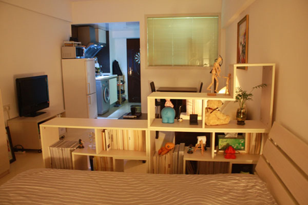 Small and Warmth Apartment Design in Xiamen - Bookshelves » Viahouse.