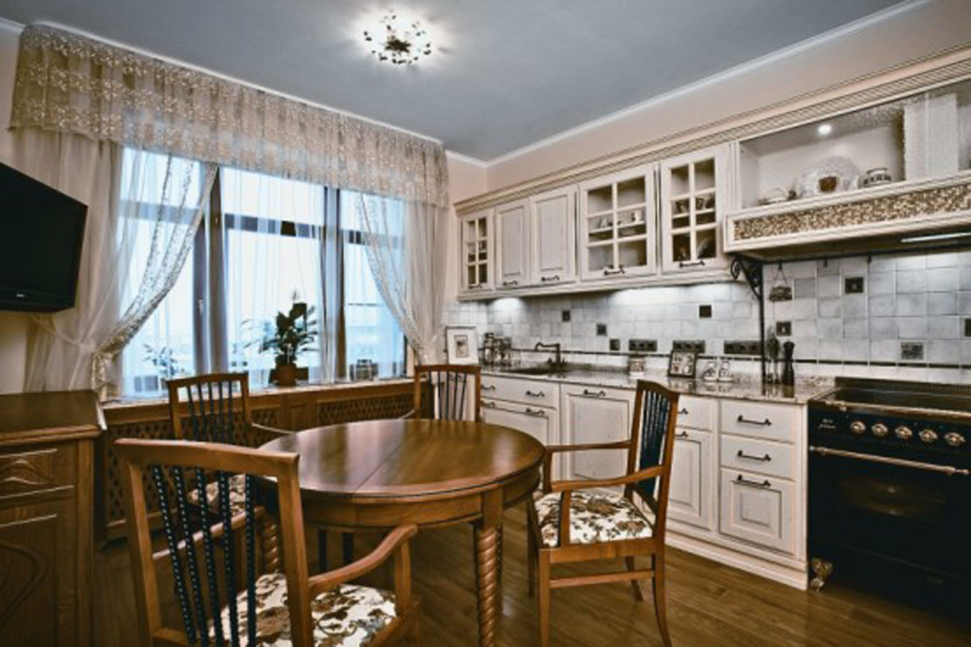 Classic and Elegant Apartment with Floral Decoration in Moscow ...