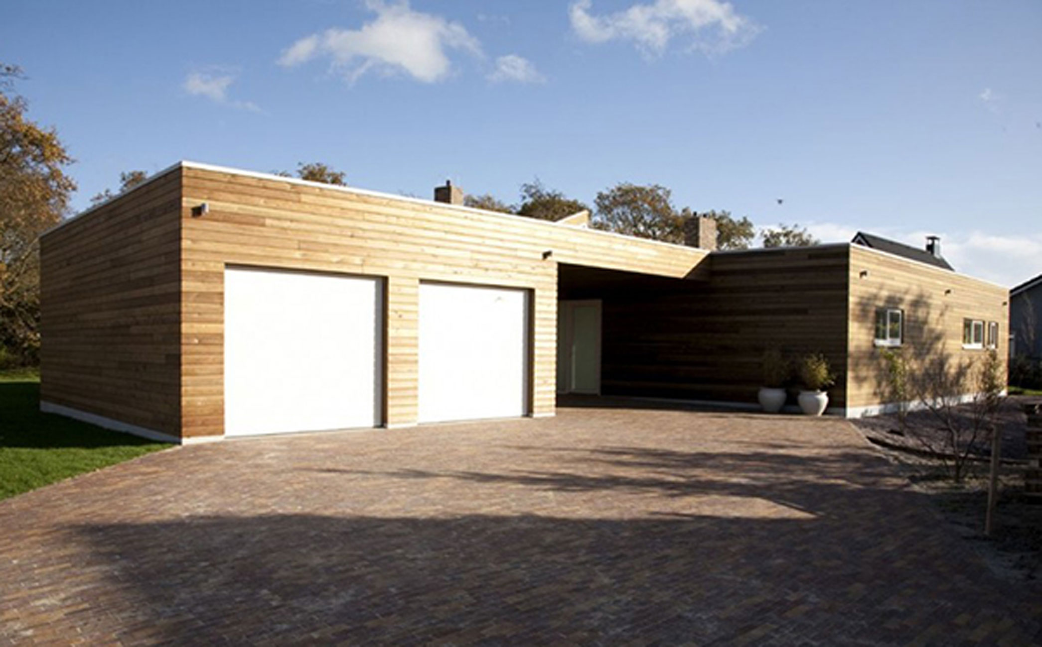 Ranch House with Glass Façade and Contemporary Design - Garage ...