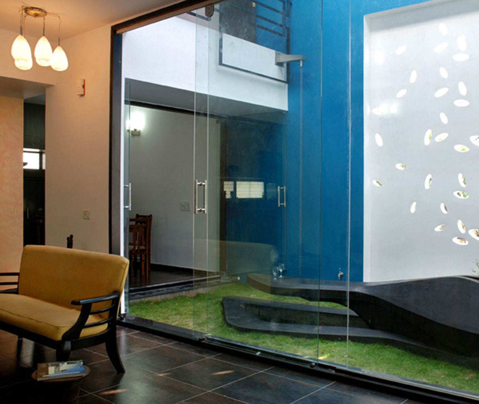 http://www.viahouse.com/wp-content/uploads/2011/02/Modern-House-Design-with-Beautiful-Wall-Details-in-India-Glass-Door.jpg