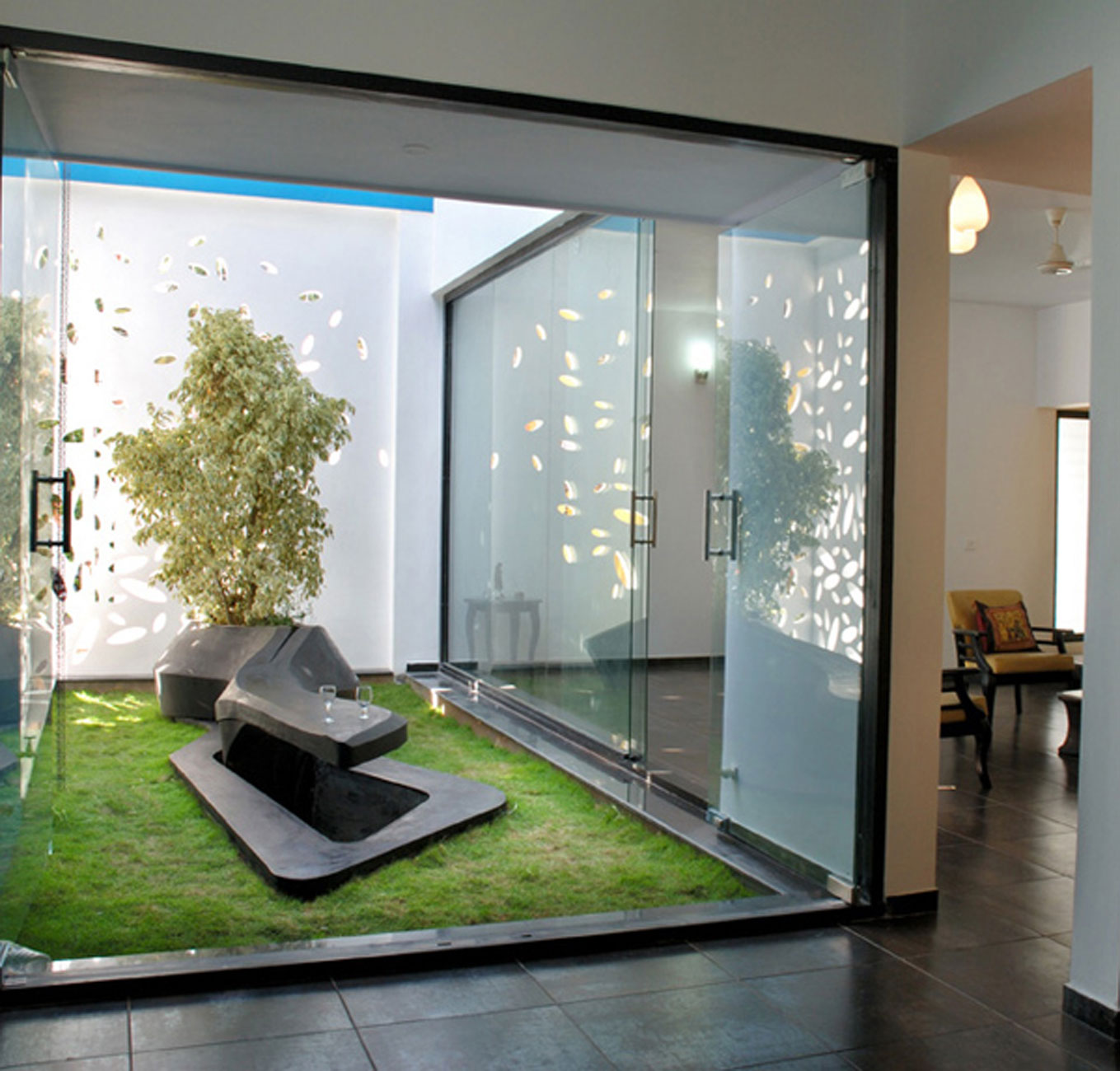 http://www.viahouse.com/wp-content/uploads/2011/02/Modern-House-Design-with-Beautiful-Wall-Details-in-India-Indoor-Garden.jpg