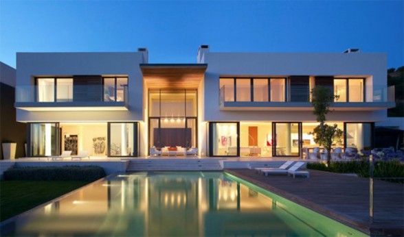 Amazing Landscape in Modern and Luxurious Home Design