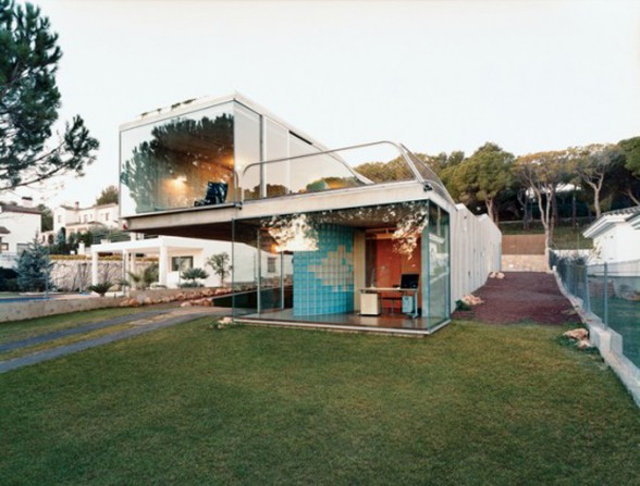 Rooftop Garden in Glass House Design - Frontyard
