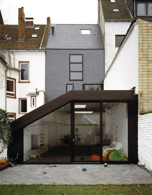 Three Levels Townhouse in Germany, Thin and Modern Style - Backyard
