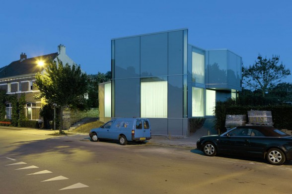 Extraordinary House Design, the H House - Parking Lot