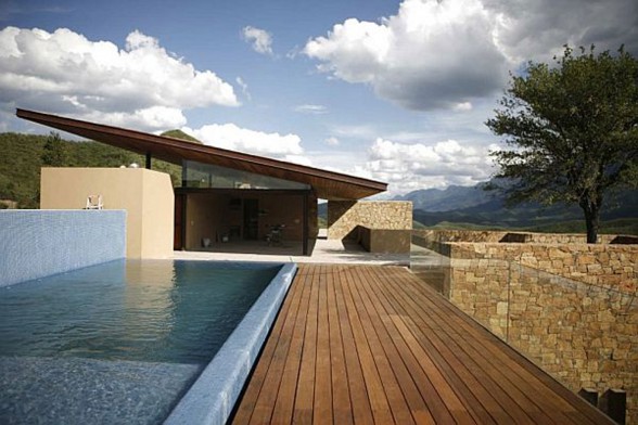 Desert House with Swimming Pool in Mexico by Agustin Landa Ruiloba