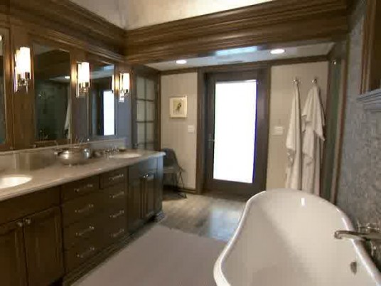 Romantic Bathroom with Classic Style